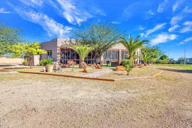 a view of a yard with an trees