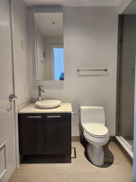110 Stuart Street, Unit 19D Boston, MA 02116 - Photo 31 of 32 a bathroom with a sink toilet and mirror