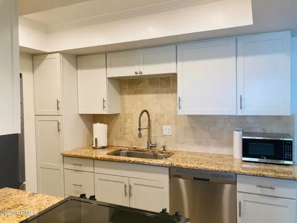 $2,150 | 7557 North Dreamy Draw Drive, Unit 276, Phoenix, AZ 85020