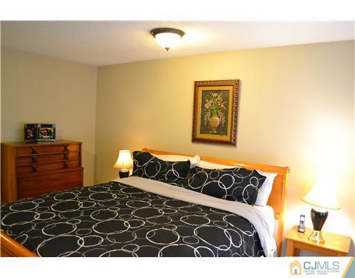 142 Prestwick Way Edison, NJ 08820 - Photo 11 of 25 Gallery Image 11