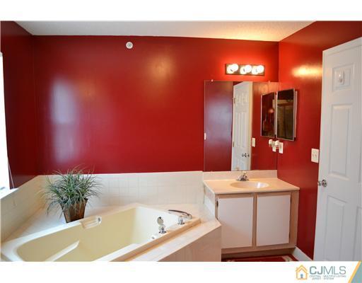 142 Prestwick Way Edison, NJ 08820 - Photo 13 of 25 Gallery Image 13