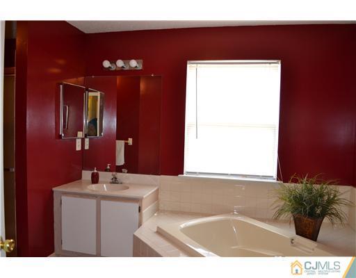 142 Prestwick Way Edison, NJ 08820 - Photo 14 of 25 Gallery Image 14