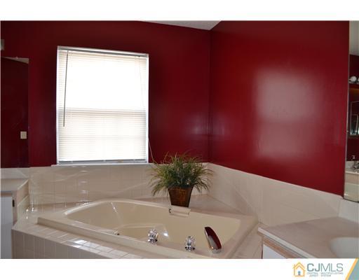 142 Prestwick Way Edison, NJ 08820 - Photo 15 of 25 Gallery Image 15