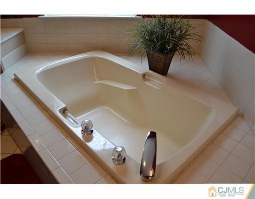 142 Prestwick Way Edison, NJ 08820 - Photo 17 of 25 Gallery Image 17