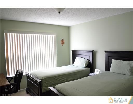 142 Prestwick Way Edison, NJ 08820 - Photo 18 of 25 Gallery Image 18