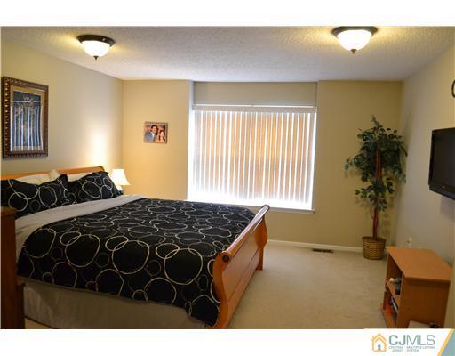 142 Prestwick Way Edison, NJ 08820 - Photo 9 of 25 Gallery Image 9