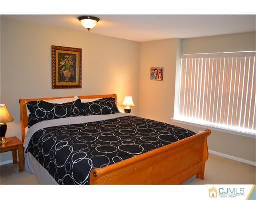 142 Prestwick Way Edison, NJ 08820 - Photo 10 of 25 Gallery Image 10