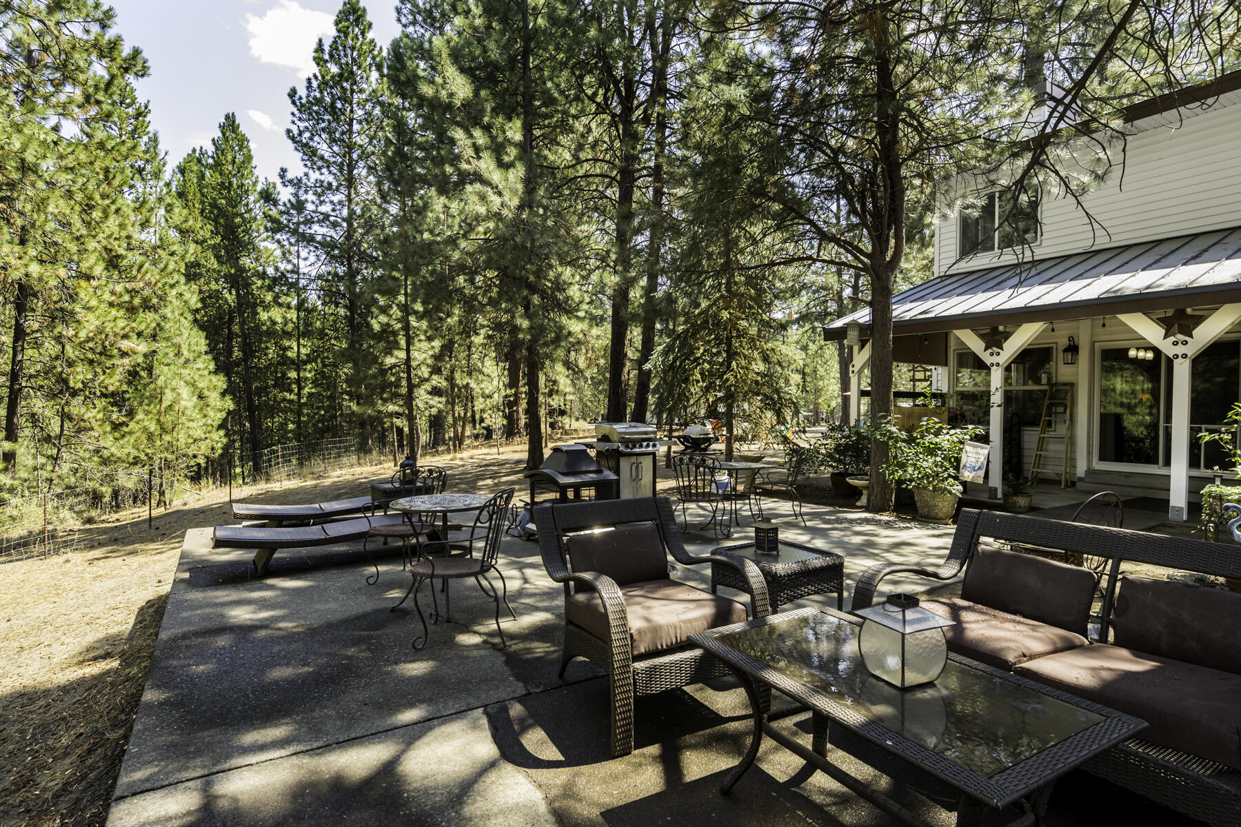 15730 Jackpine Road La Pine, OR 97739 - Photo 34 of 43 a view of a patio with table and chairs and potted plants