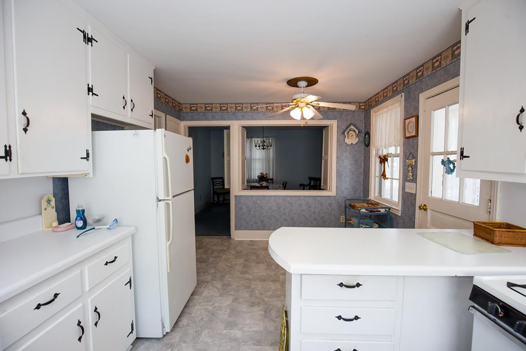 499 Pine Street Bamberg, SC 29003 - Photo 4 of 28 a kitchen with stainless steel appliances a refrigerator sink and cabinets