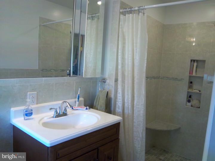 3236 Manor Road Huntingdon Valley, PA 19006 - Photo 10 of 19 Master Bathroom