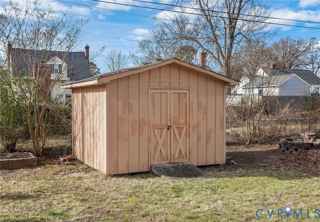 6100 Club Road Henrico, VA 23228 - Photo 29 of 30 a backyard of a house