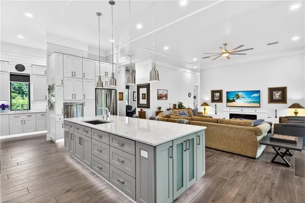 a large kitchen with kitchen island a large island in it