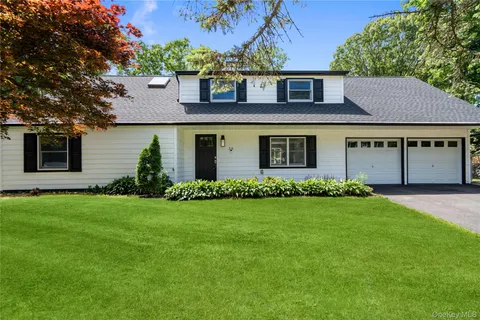 $749,990 | 26 Halfcircle Drive, Holbrook, NY 11741
