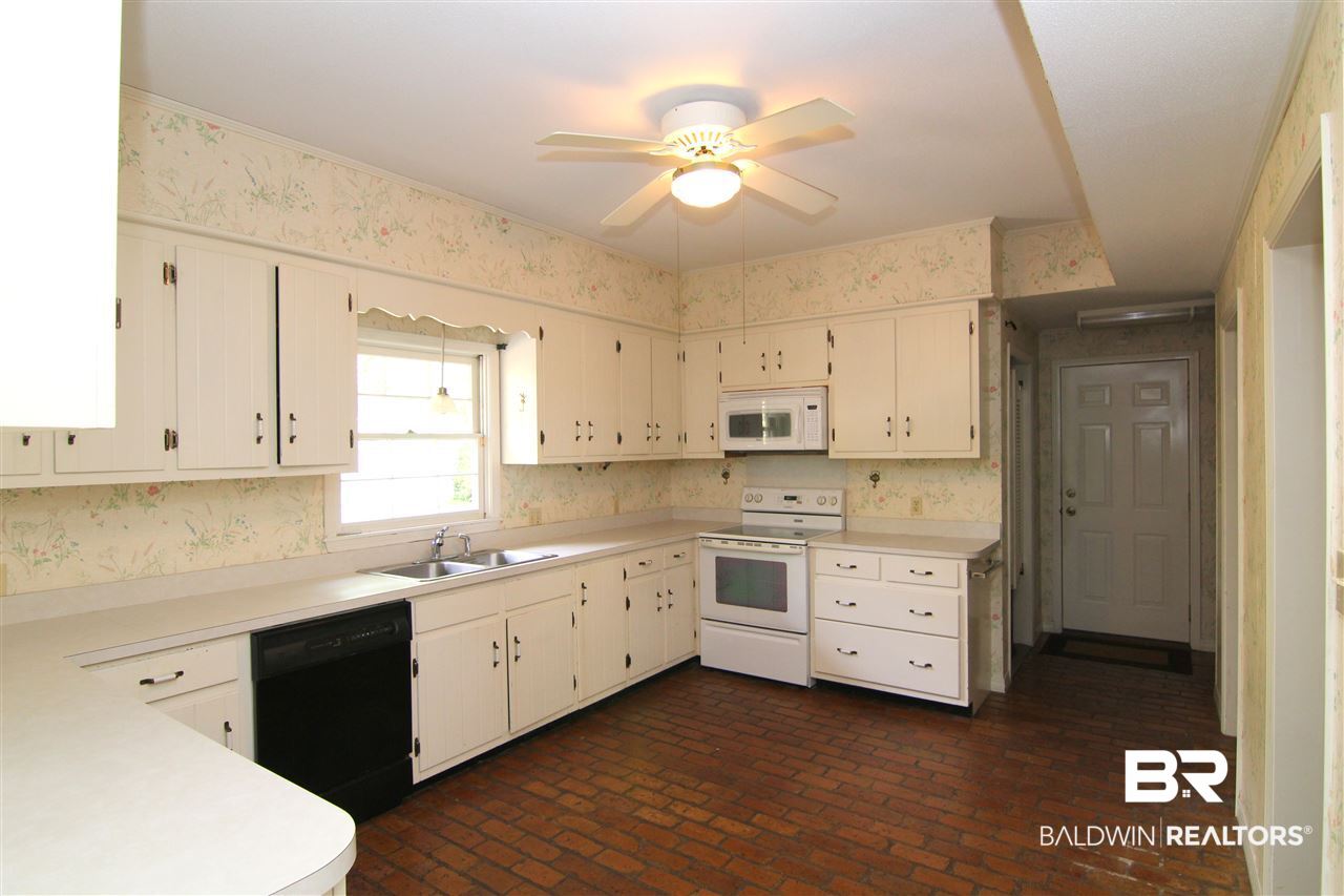 7147 Chapman Street Fairhope, AL 36532 - Photo 7 of 48 Kitchen