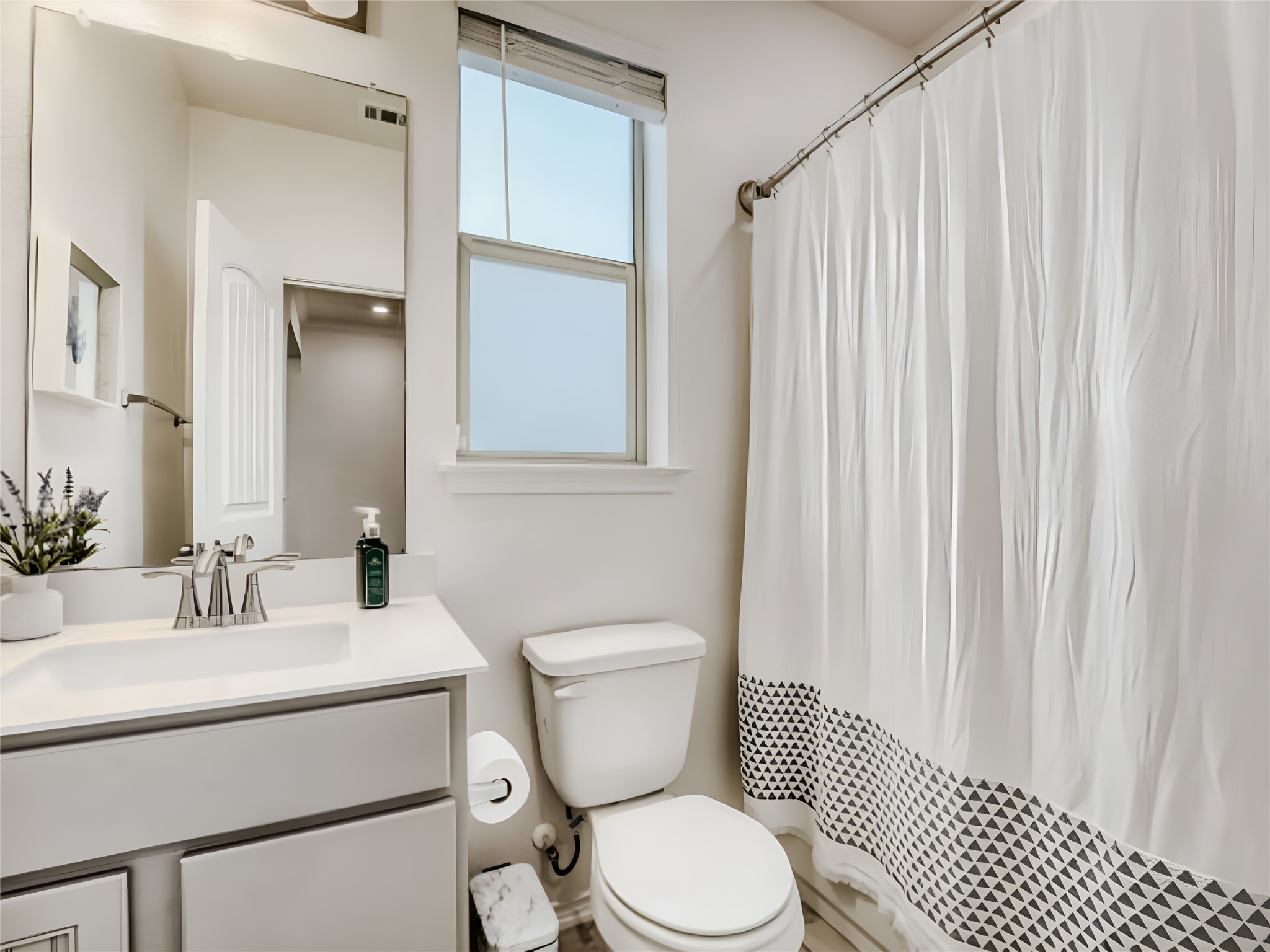 159 Kennicott Drive Kyle, TX 78640 - Photo 14 of 27 a bathroom with a toilet a sink and a mirror