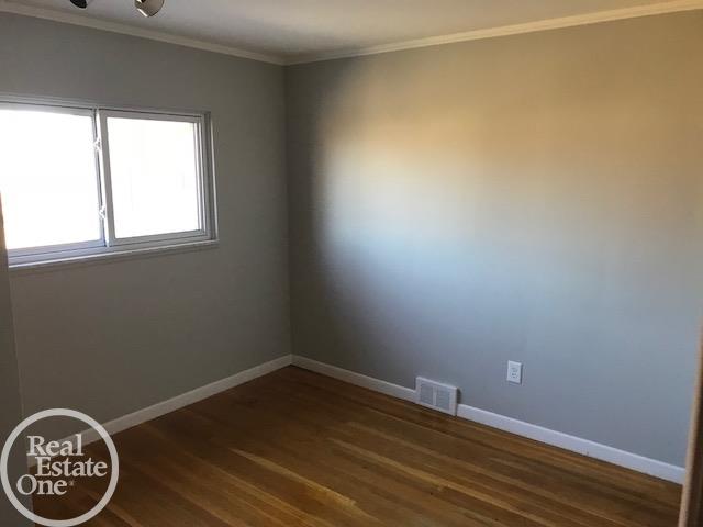 11339 Racine Road Warren, MI 48093 - Photo 16 of 28 31342459-15.JPG