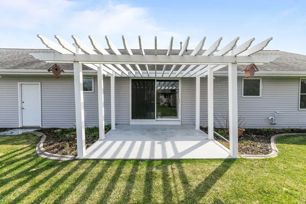 $378,800 | 2412 Lupine Court, Menasha, WI 54952