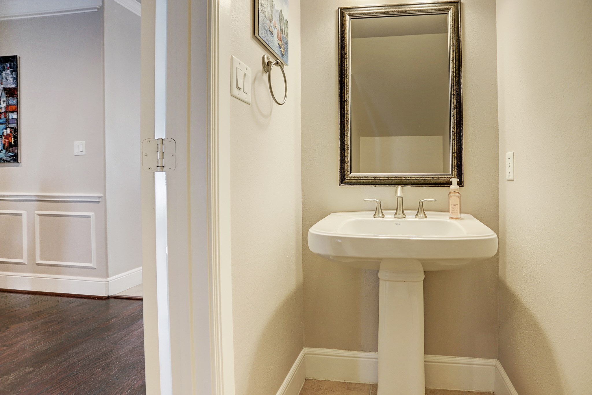 213 West 26th Street Houston, TX 77008 - Photo 10 of 33 a bathroom with a sink and mirror