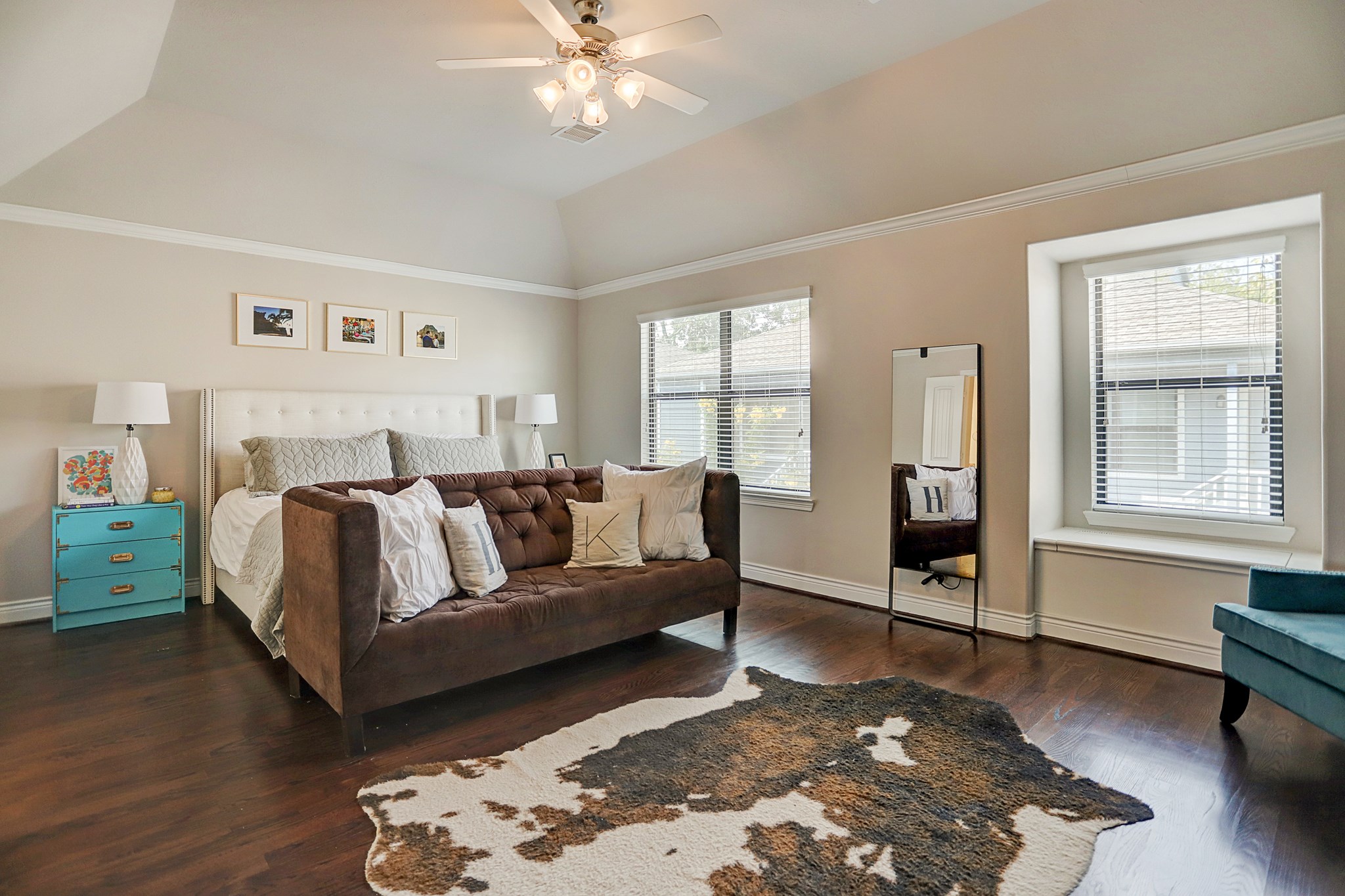 213 West 26th Street Houston, TX 77008 - Photo 13 of 33 a spacious bedroom with a bed and wooden floor