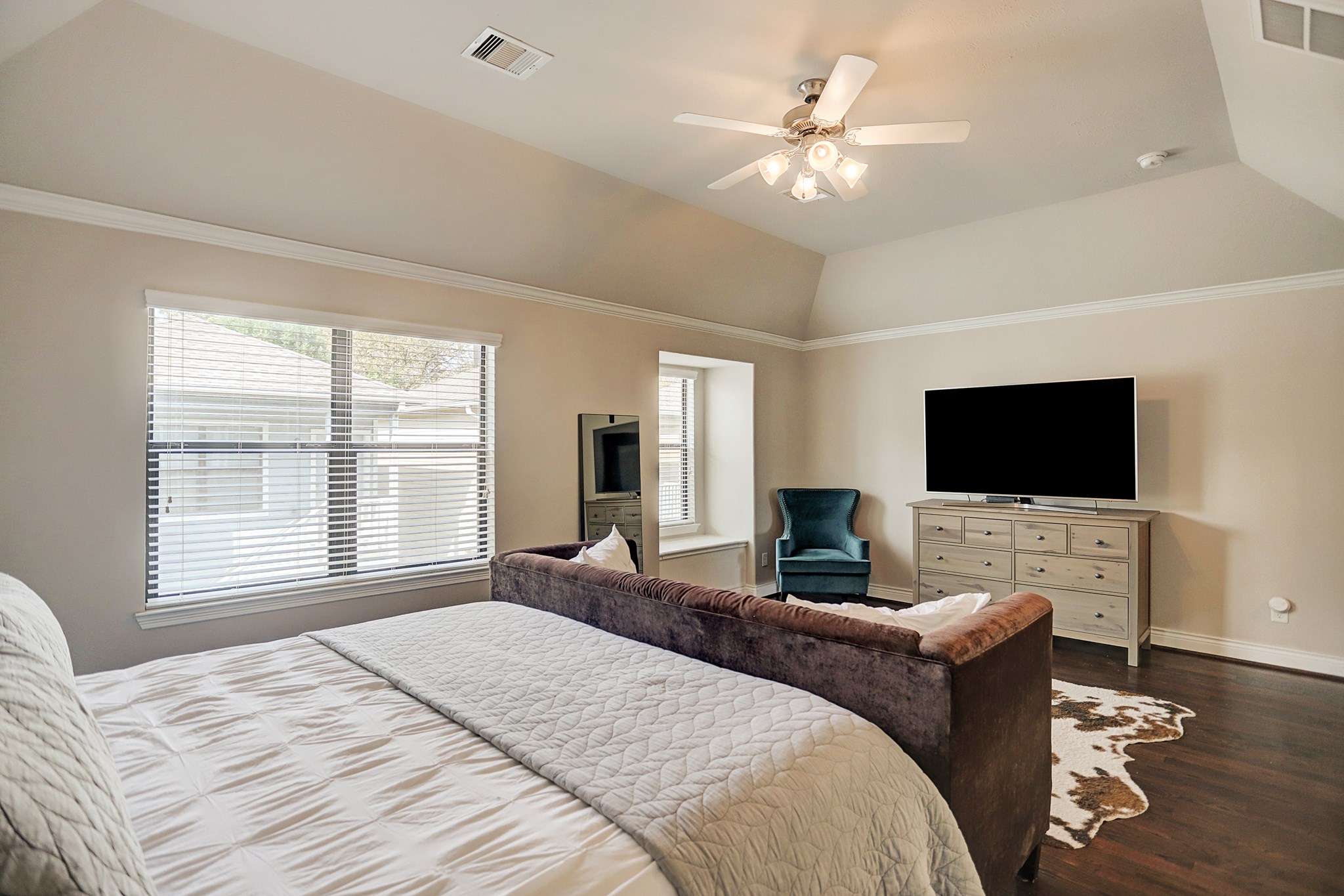 213 West 26th Street Houston, TX 77008 - Photo 15 of 33 a bedroom with a bed and a flat screen tv
