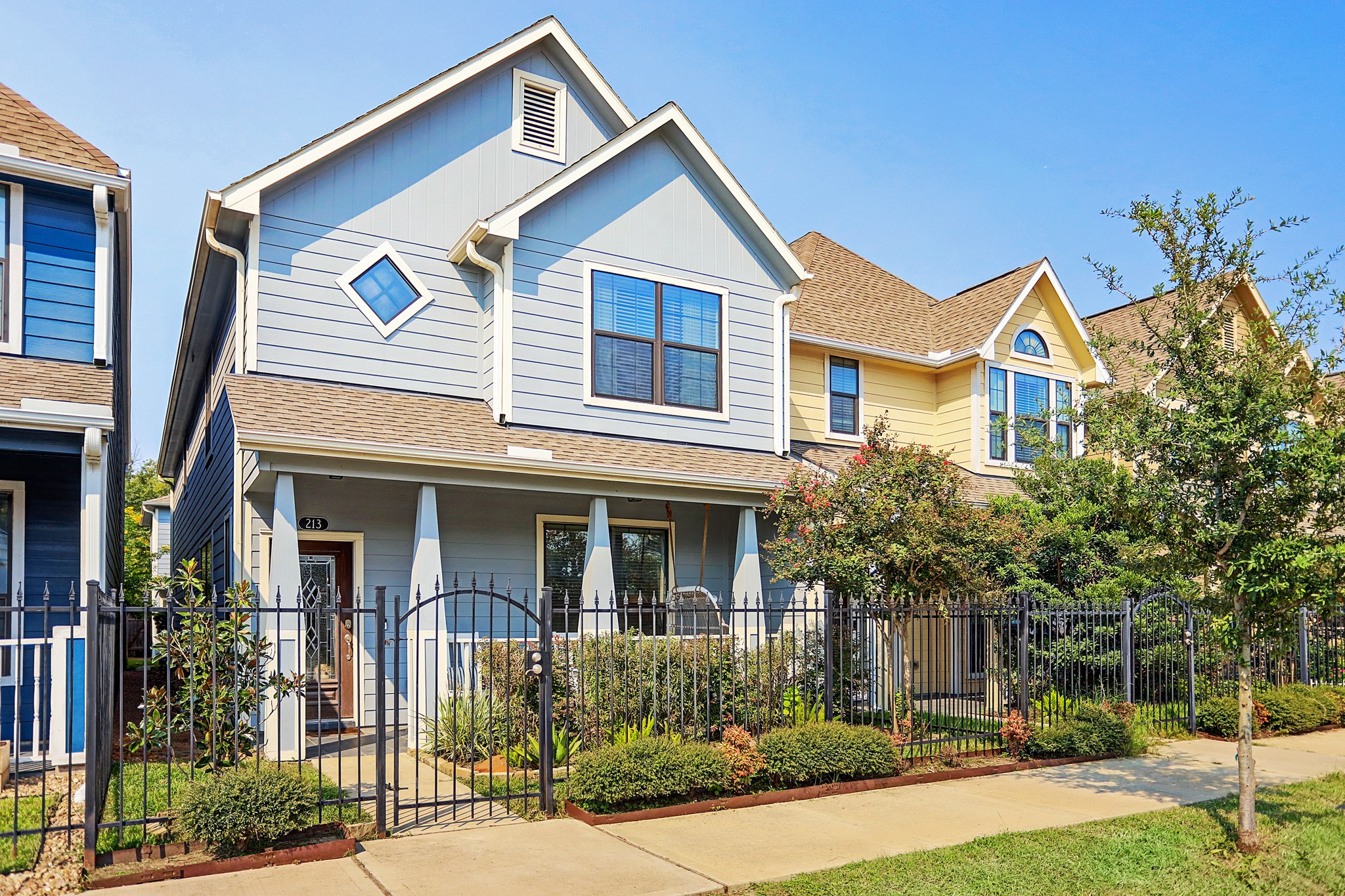 213 West 26th Street Houston, TX 77008 - Photo 2 of 33 a front view of a house with a yard