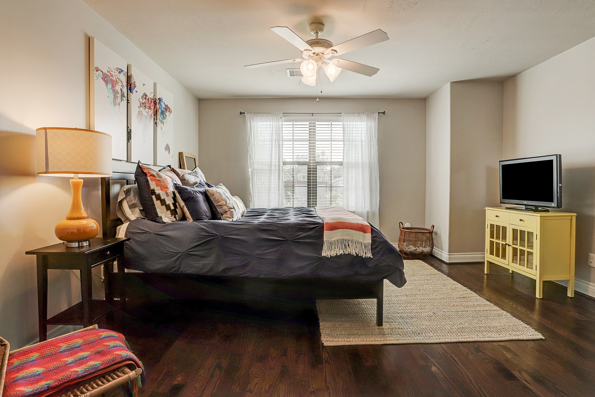 213 West 26th Street Houston, TX 77008 - Photo 20 of 33 a bedroom with a bed and a flat screen tv