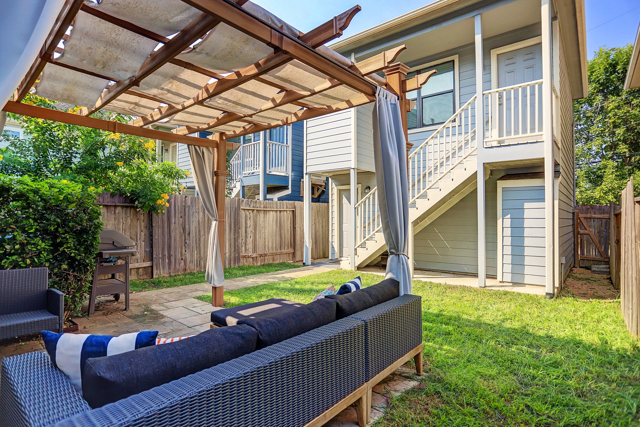 213 West 26th Street Houston, TX 77008 - Photo 25 of 33 a view of a couches in the deck