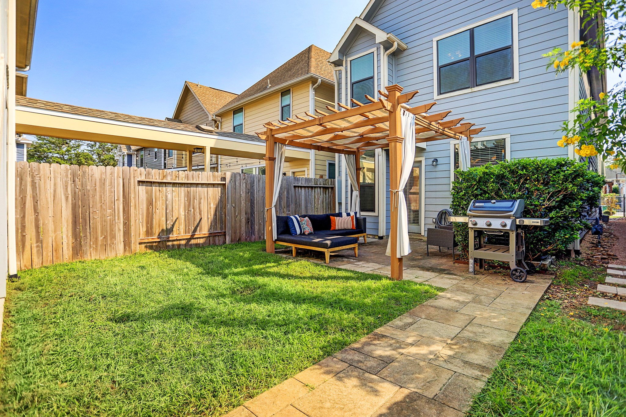 213 West 26th Street Houston, TX 77008 - Photo 26 of 33 a backyard of a house with table and chairs