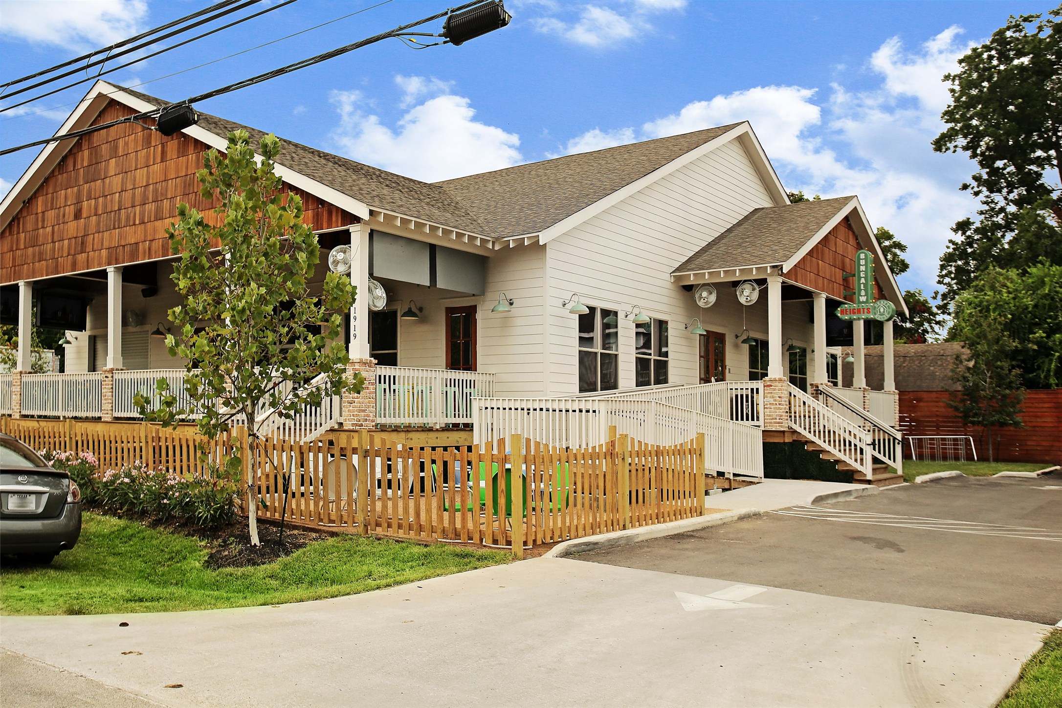 213 West 26th Street Houston, TX 77008 - Photo 29 of 33 a front view of a house with a garden