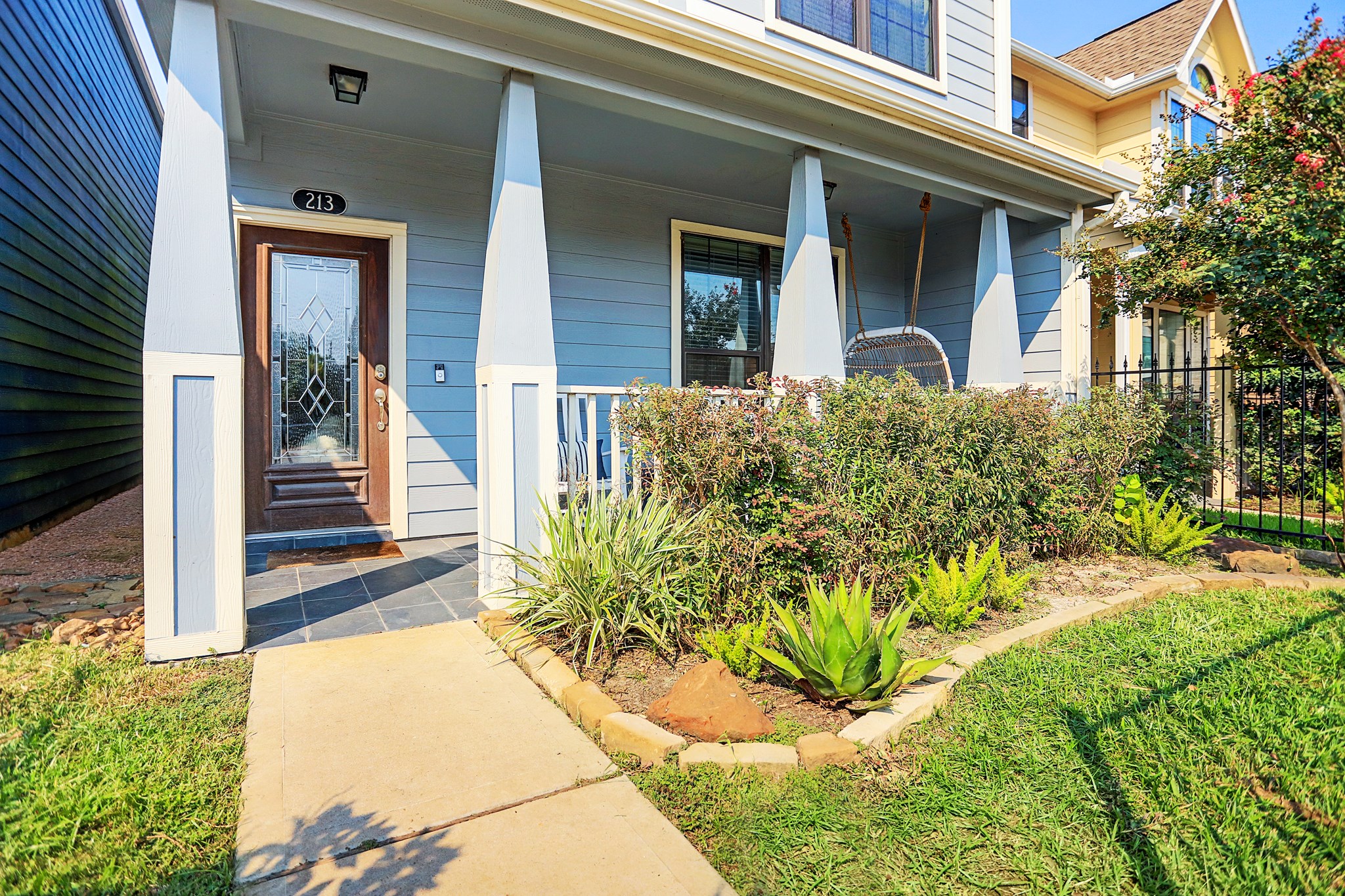 213 West 26th Street Houston, TX 77008 - Photo 3 of 33 a front view of a house with a yard