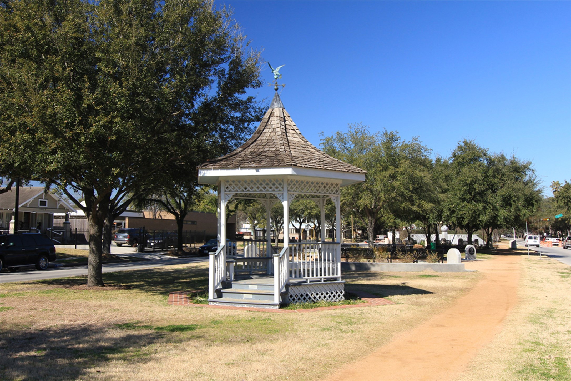 213 West 26th Street Houston, TX 77008 - Photo 31 of 33 a view of outdoor space with trees