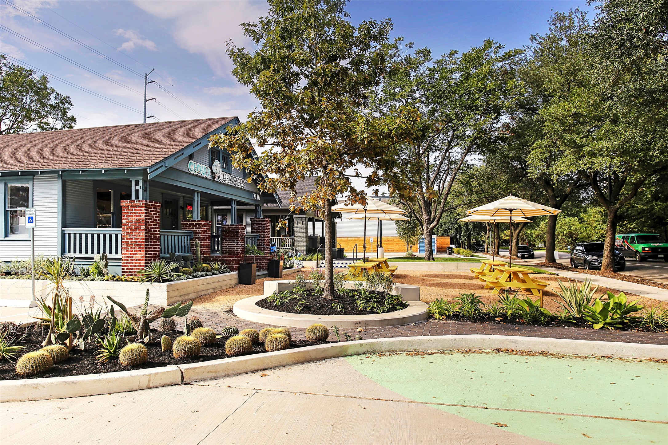 213 West 26th Street Houston, TX 77008 - Photo 32 of 33 a front view of a house with garden