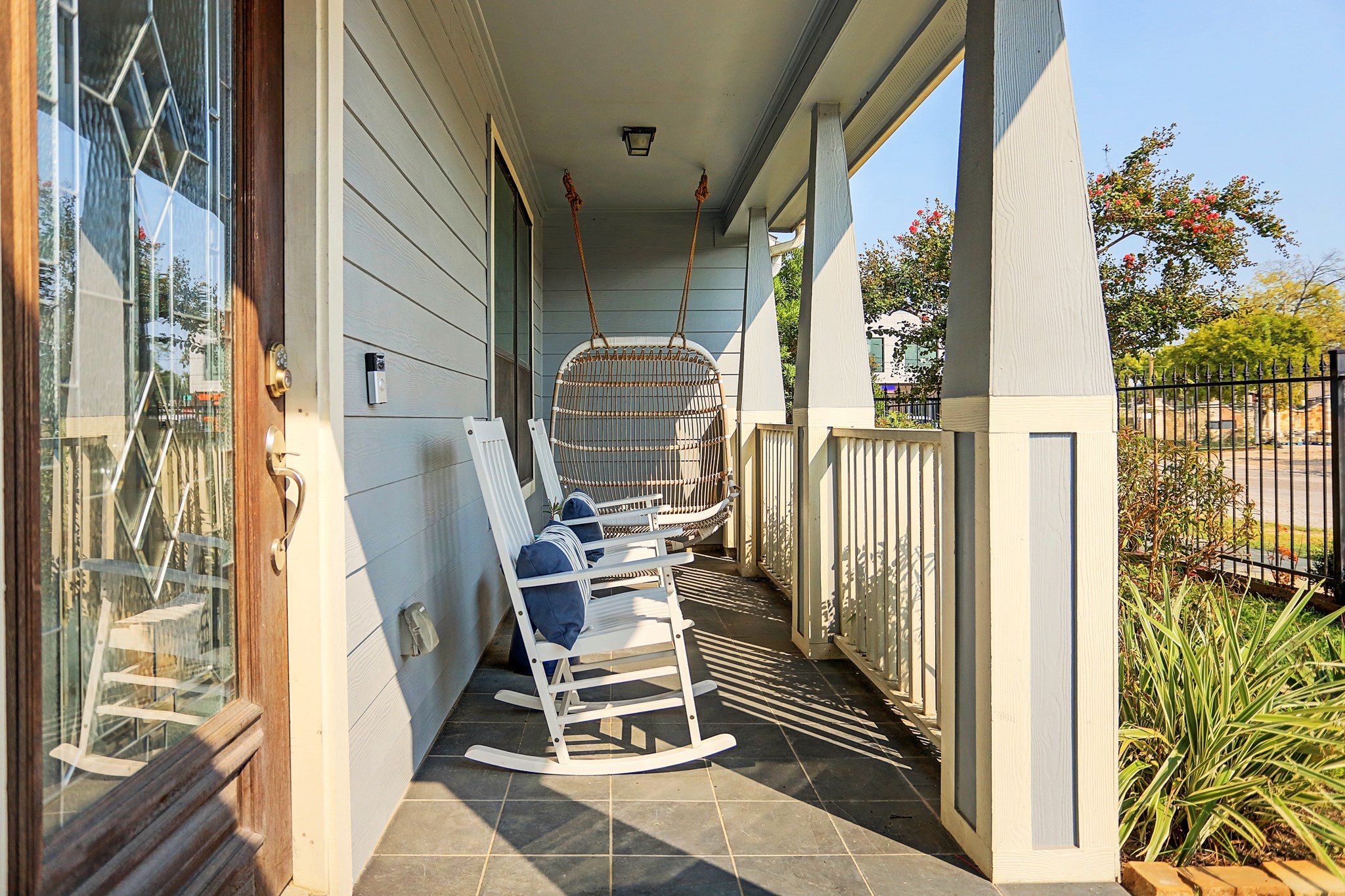 213 West 26th Street Houston, TX 77008 - Photo 4 of 33 a view of outdoor living room with wooden floor and windows