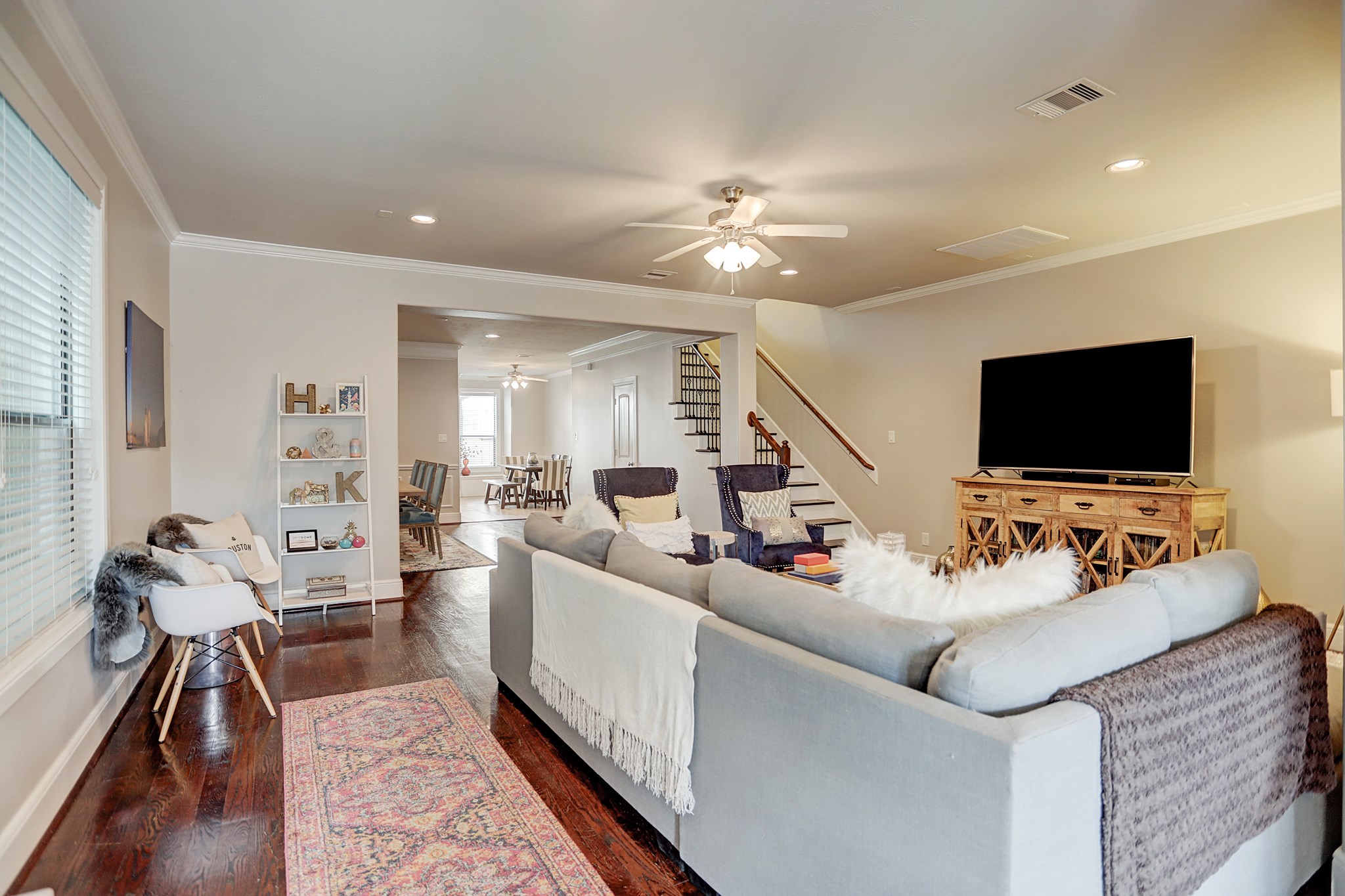 213 West 26th Street Houston, TX 77008 - Photo 33 of 33 a living room with furniture and a flat screen tv