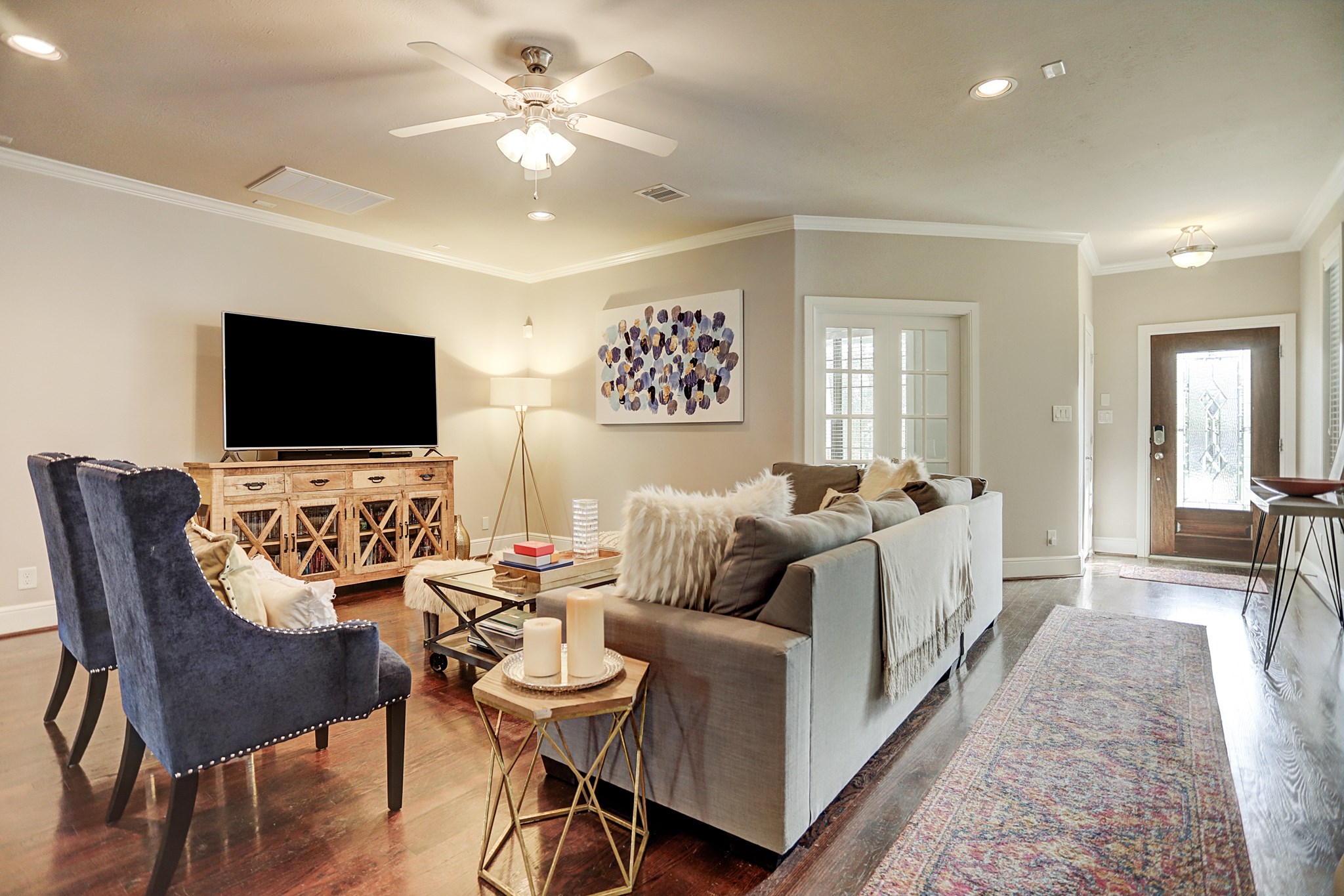 213 West 26th Street Houston, TX 77008 - Photo 5 of 33 a living room with furniture and a flat screen tv