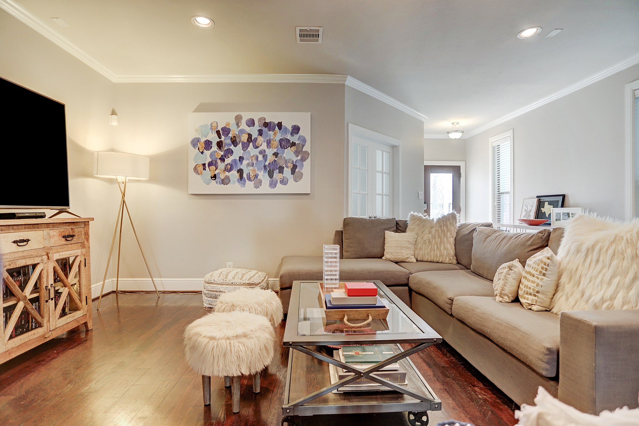 213 West 26th Street Houston, TX 77008 - Photo 7 of 33 a living room with furniture and a flat screen tv