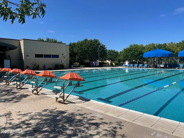 a sign that is sitting on a brick wall