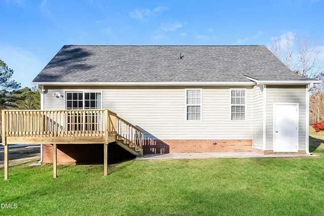 a view of a house with backyard and porch