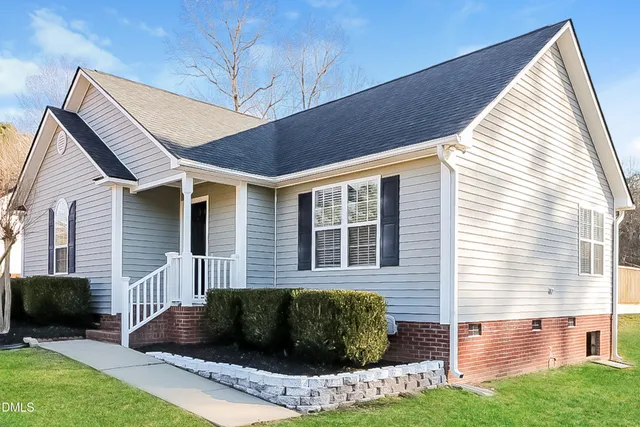 a view of a house with a yard