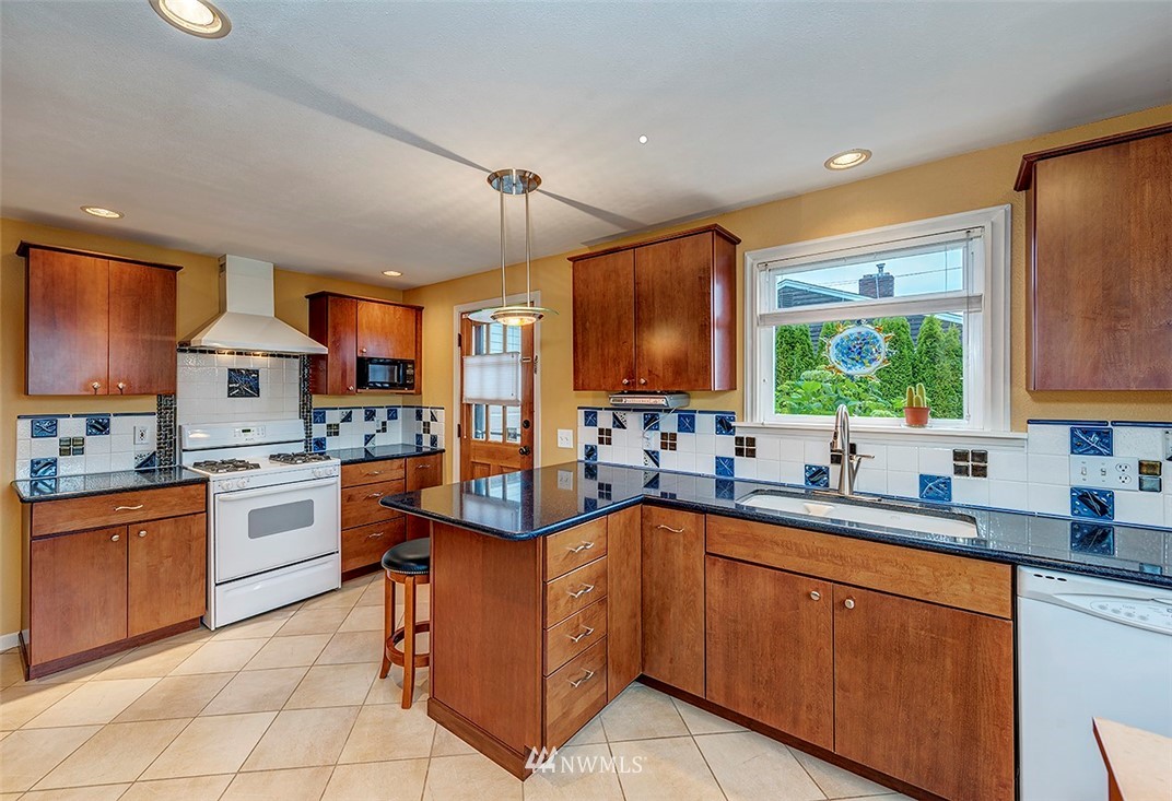 1036 Daley Street Edmonds, WA 98020 - Photo 7 of 21 Gallery Image 7