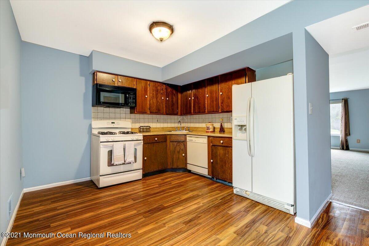 109 Creek Road Brick, NJ 08724 - Photo 7 of 18 Eat in Kitchen