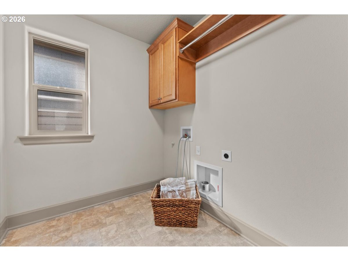 10899 Southwest Barber Street Wilsonville, OR 97070 - Photo 28 of 44 a hallway with a window