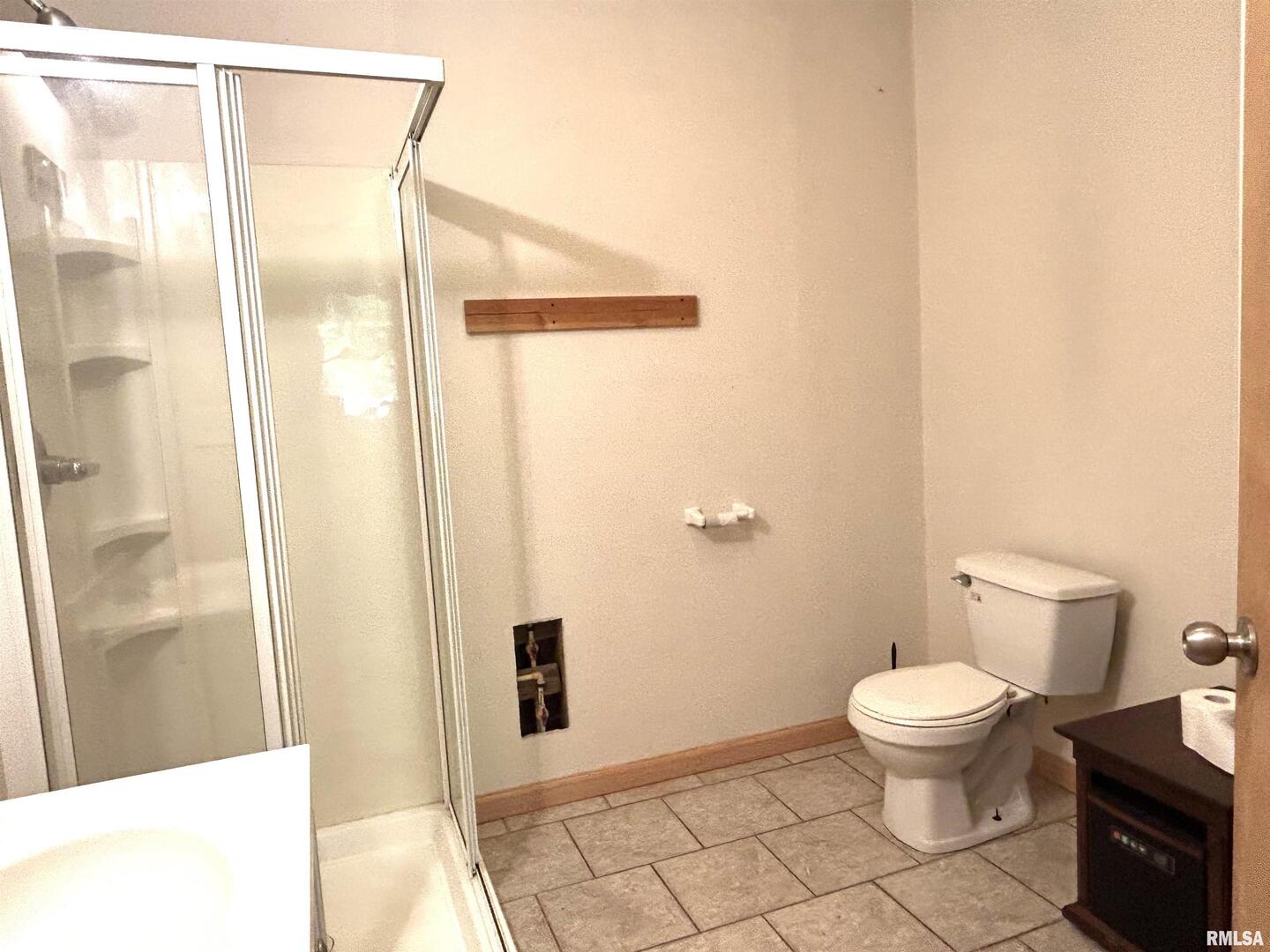 744 Cardinal Road Carbondale, IL 62901 - Photo 17 of 38 a bathroom with a toilet and a shower