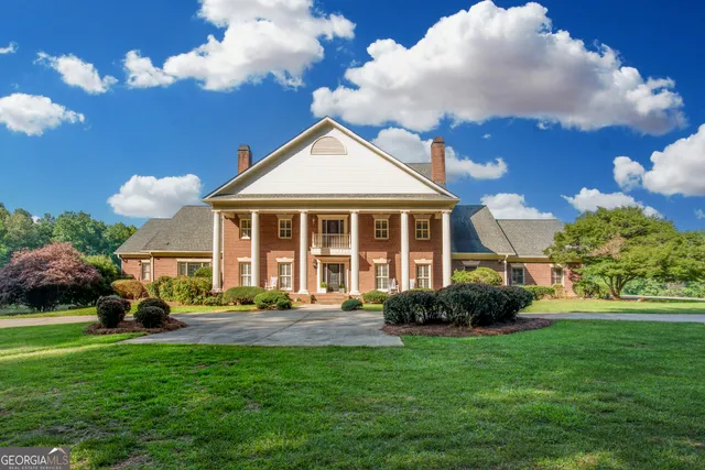 a view of a house with a backyard