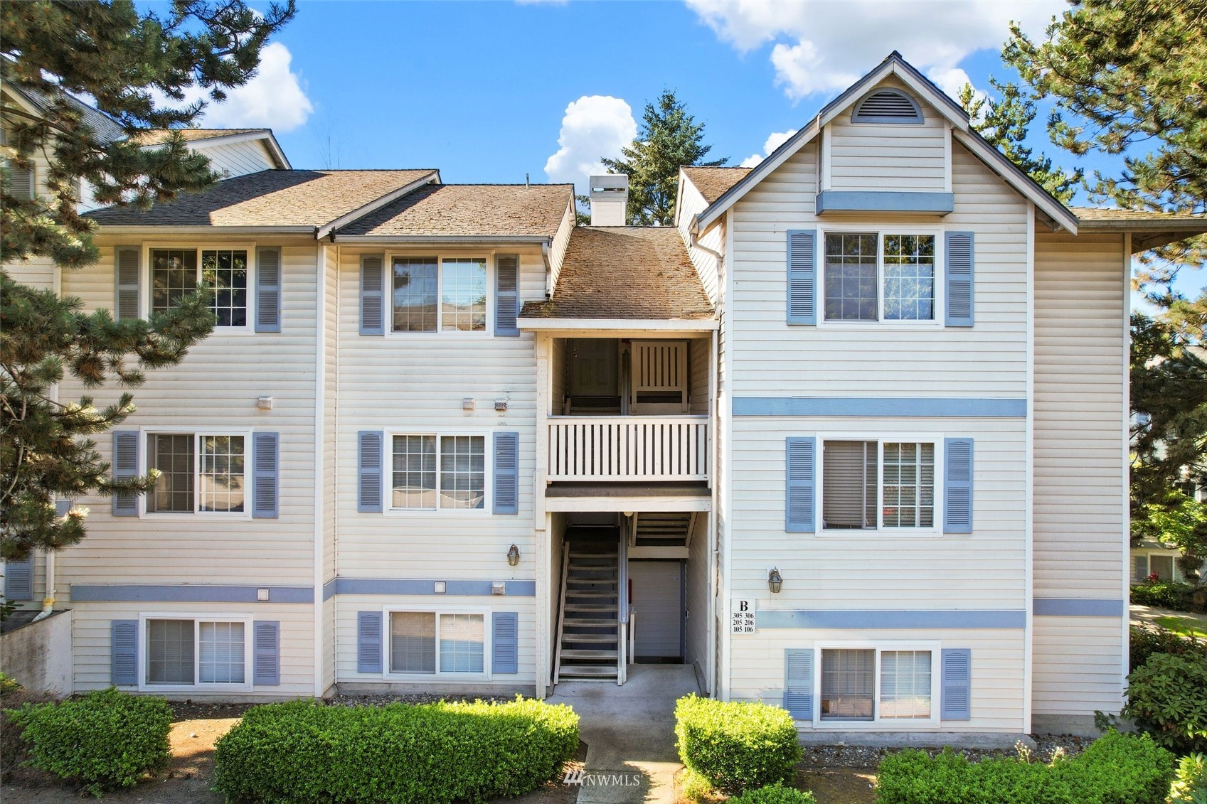 949 Aberdeen Avenue Northeast, Unit B104 Renton, WA 98056 - Photo 18 of 20 a front view of a house with plants and entryway