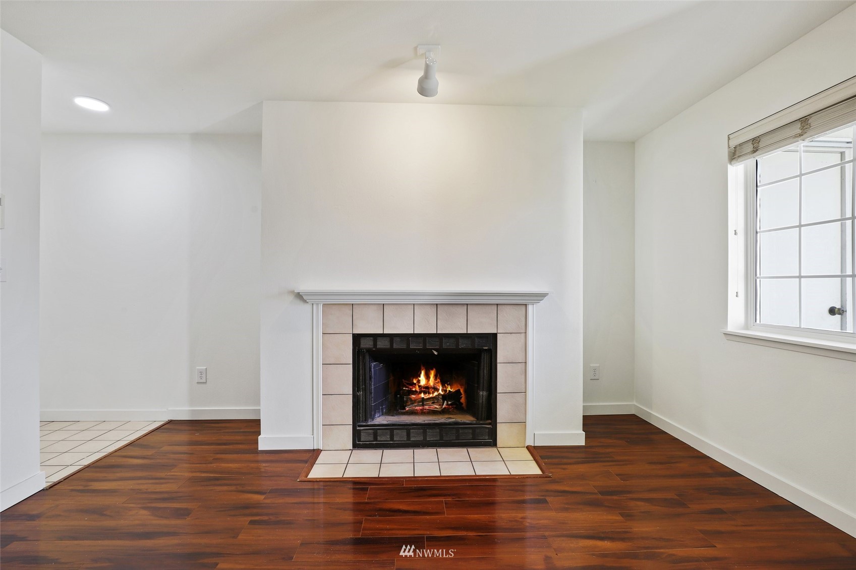 949 Aberdeen Avenue Northeast, Unit B104 Renton, WA 98056 - Photo 3 of 20 a room with a fireplace and a fireplace