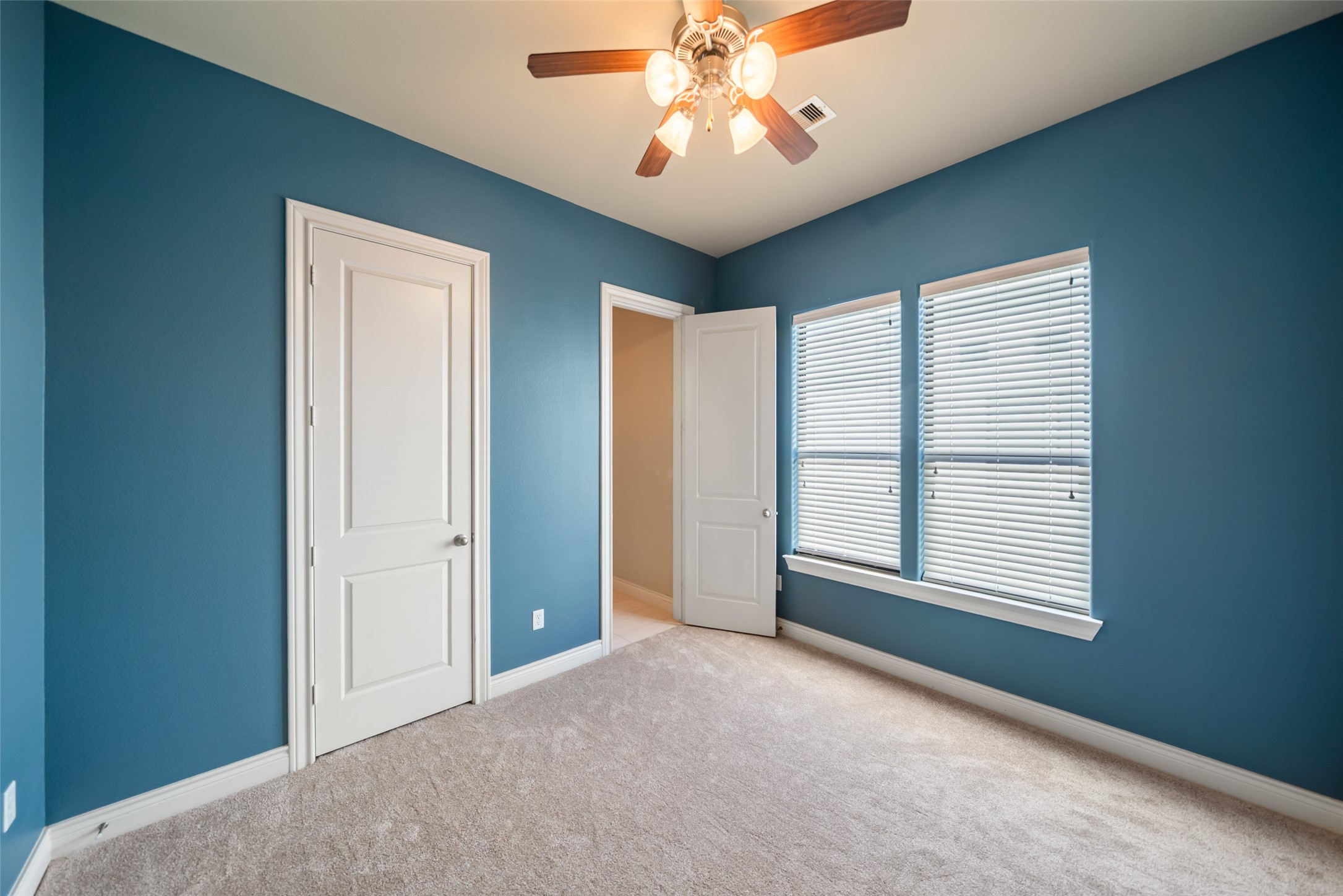 1728 Dart Street Houston, TX 77007 - Photo 20 of 37 a view of an empty room with a window