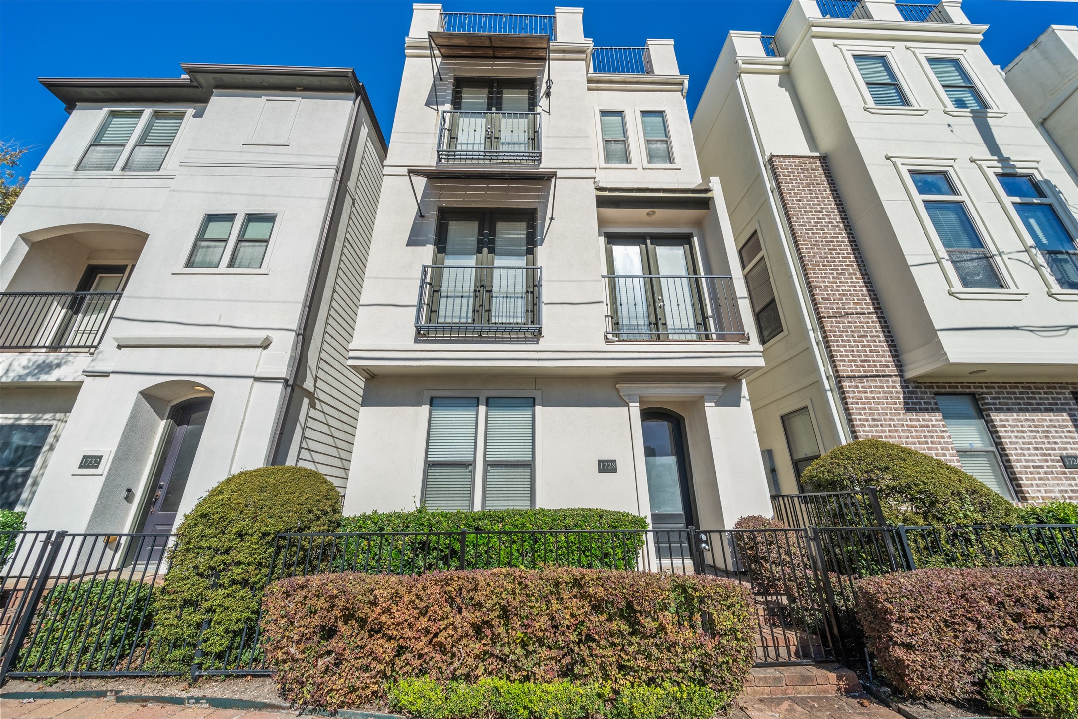 1728 Dart Street Houston, TX 77007 - Photo 37 of 37 a front view of a multi story residential apartment building