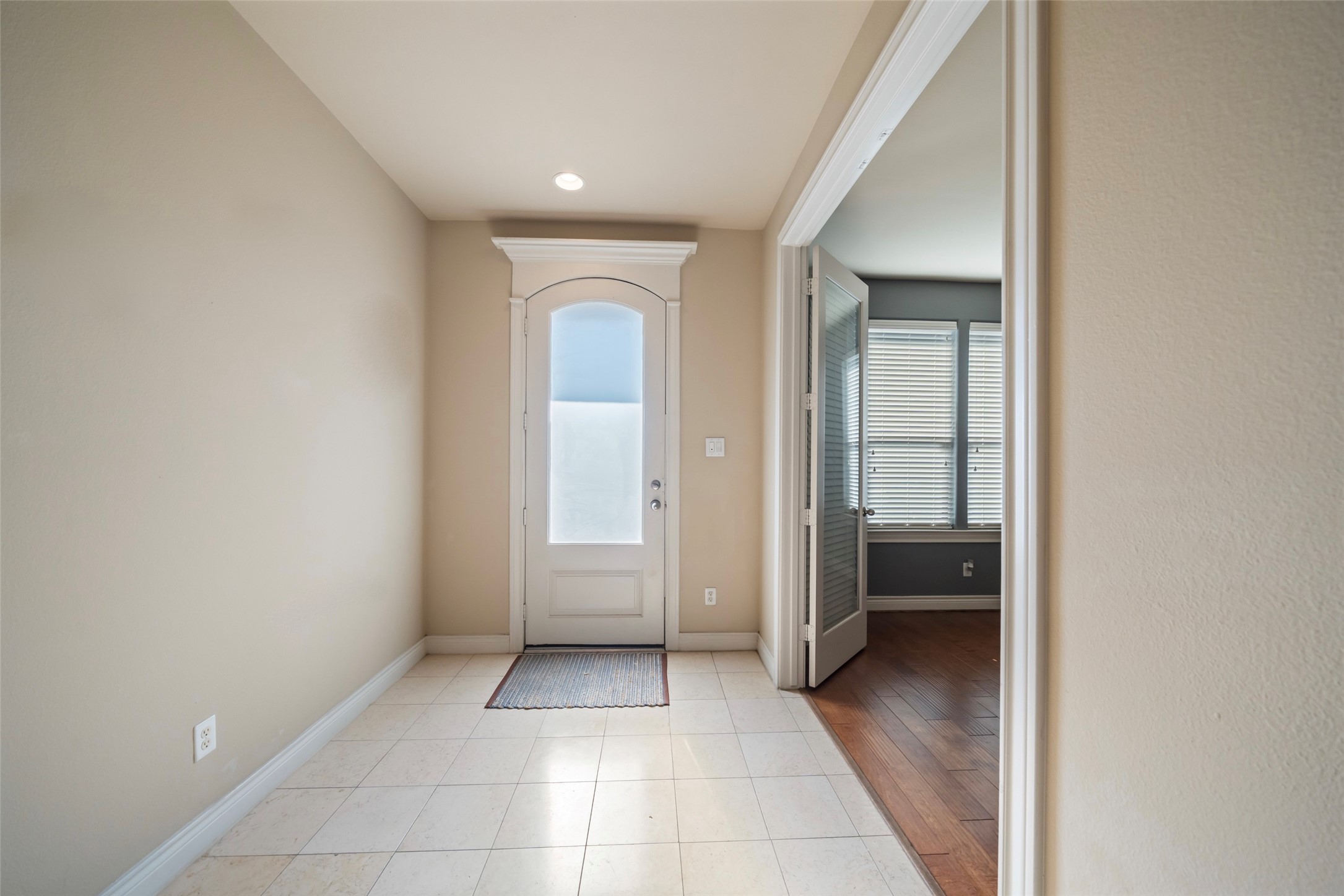 1728 Dart Street Houston, TX 77007 - Photo 6 of 37 a view of a hallway with a livingroom and a bathroom