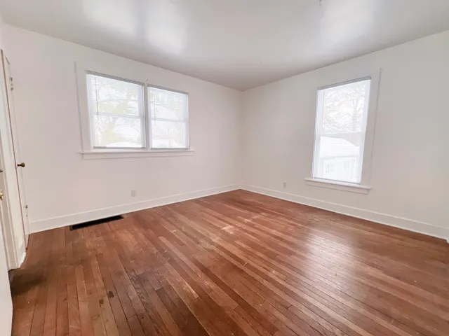 $1,800 | 721 Dean Street, Unit 2, Woodstock, IL 60098